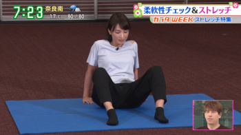 望月理恵アナと山崎あみキャスター　M字開脚、胸チラ、ブラ透け！！の画像