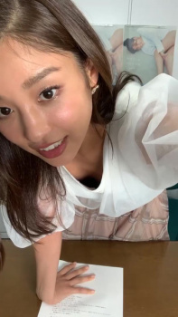 岡副麻希アナ 胸チラ!!オンラインサイン会!【両面テープ剥がれ気味】の画像
