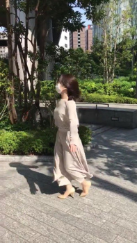 片渕茜アナ　強風で衣装が張り付いて胸と下半身がクッキリ！！【GIF動画あり】の画像