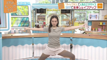 後藤晴菜アナ　短パンからアンダーウェアがハミ出す開脚エクササイズ！！【GIF動画あり】の画像