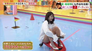 滝菜月アナ　またM字開脚ポーズで三輪車に乗る！！の画像