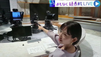 田中瞳アナ　胸元を覗き込まれてブラチラ！！の画像