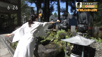 NHK岩﨑果歩アナ　「滝行」に挑戦するお尻！！の画像