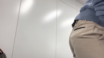 高田秋キャスター ハプニングでお尻(パン線)がドアップになってしまう!!【GIF動画あり】の画像