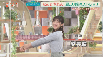斎藤ちはるアナ　ニットの横乳！　ストレッチ！の画像