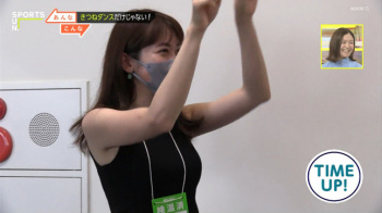 中川安奈アナ　脇と巨乳全開のピタピタノースリ「きつねダンス」！！【GIF動画あり】の画像