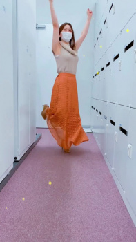 片渕茜アナ　巨乳を揺らしながら脇全開ポーズ！！【GIF動画あり】の画像