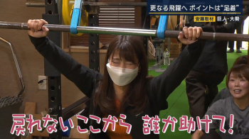 安藤萌々アナ　ニットで重量挙げ！の画像