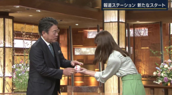 安藤萌々アナ　お尻を振りながら歩く、ブラ線くっきり！！【GIF動画あり】の画像