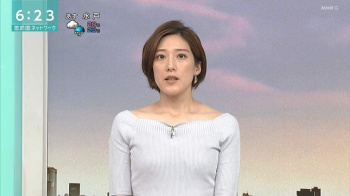上原光紀アナ　セクシーニットで胸元強調！！の画像