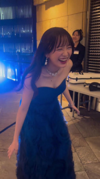 森香澄アナ ステージ裏で谷間が見えた!!【GIF動画あり】の画像