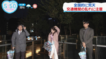 水卜麻美アナ　強風でスリットがめくれる！！の画像
