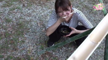 岡田桃佳アナ 流しそうめんで胸チラ、谷間チラ、巨乳が揺れる!!【GIF動画あり】の画像