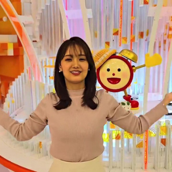 井上清華アナ　ニットの胸元強調ストレッチ！！【GIF動画あり】の画像