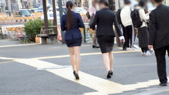 【ミニスカ新卒OLさん】ブラウスの下は巨乳だった！！の画像