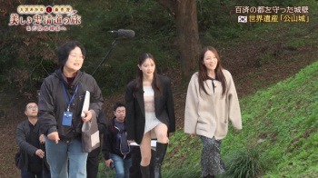 森香澄アナ　超ミニスカのロケでパンチラ寸前！！【GIF動画あり】の画像