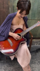 渡邊渚アナ　ギターを弾きながら谷間を見せつける！！【GIF動画あり】の画像