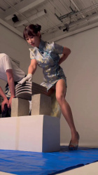 「セント・フォース」の女子アナさん　瓦割りでパンチラ！！【GIF動画あり】の画像