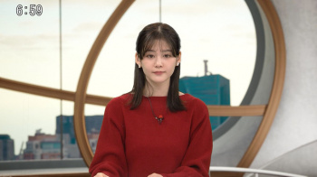 中原みなみアナ　赤ニットとジャケットの下の豊乳！！の画像