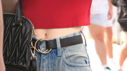 【へそ出しお姉さん】谷間とへそが見えるタンクトップのお姉さんについて行った結果！！の画像