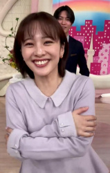 河出奈都美アナ　巨乳を寄せて、揺らす！！【GIF動画あり】の画像