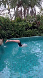 岡副麻希アナ　水着でプールに飛び込むお尻！！【GIF動画あり】の画像