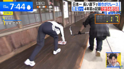 豊福海央アナ　廊下を雑巾掛けしてお尻くっきり！！の画像
