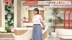 松岡朱里アナ　透けニットで胸を突き出すストレッチ！！【GIF動画あり】の画像