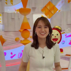 井上清華アナ　エクササイズのセクシーな胸元！！【GIF動画あり】の画像