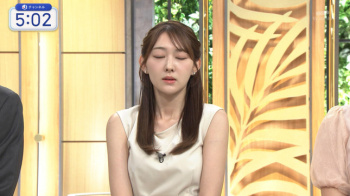 【画像】森山みなみアナ　ノースリーブで胸を寄せる！！【GIF動画あり】の画像