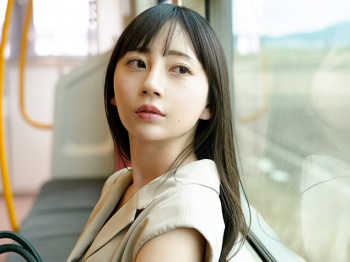 彼女の親友とNTR浮気SEX！都会に染まった色白貧乳美女と田舎で再会！彼女のいない間にフェラ＆クンニで禁断の関係に…！の画像