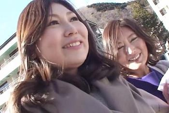 []ほっこり温泉旅行にやってきて解放感に包まれている奥様方。日頃の憂さを晴らすためナンパ師たちと混浴温泉。解放しすぎだったwの画像