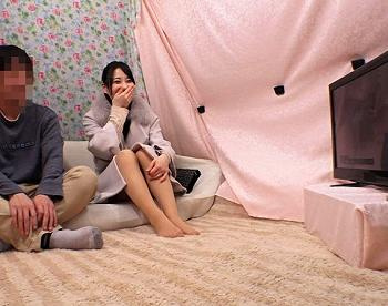 [youJizz]街で見かけた美人奥様と童貞君が一緒にAVを見たらどうなるの検証・勃起チ○コに欲情し生ハメ筆おろししちゃうの画像