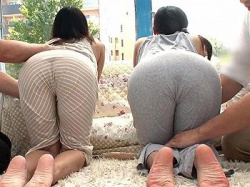 [TXXXX]【マキシワンピ奥様の淫らな秘密】『ダメ…ここじゃ…』服越しに弄られ、エッチなシミがくっきり！2人の人妻が仲良く潮吹きマンの画像