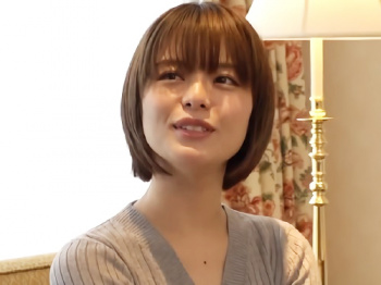 素人ナンパ「かっこいい…///」スレンダー美乳おっぱいのショートカット美女がイケメンAV男優のチンポはめられ羞恥アクメ！の画像