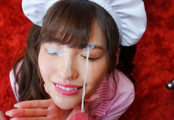 【ぶっかけ】「んっ♡あったかい…♡」スレンダー美乳おっぱいのロリ美少女が笑顔で臭いザーメンを受け止める激エロSEX!の画像