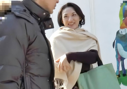 人妻ナンパ「恥ずかしぃ♡」ショートカットの超美人な素人人妻おばさんを誘って車で乳揉み、ホテルで巨乳おっぱいボディに種付けの画像