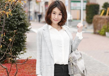 人妻ナンパ「４０です…♡」素敵な笑顔が最高なスレンダー美乳おっぱいの四十路美魔女・美熟女おばさんとMM号で膣内射精SEXの画像