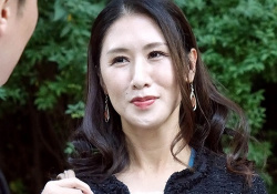 熟女ナンパ「だ、だめよぉ♡」スレンダー巨乳おっぱいの清楚な四十路・美魔女おばさん・素人人妻が車の中で他人棒を咥える!の画像