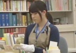 【司書お姉さん】「んん~~!!」静かな図書館でスレンダーで無理やり触られ、痙攣イキ潮アクメして、物陰でハメられる美女!の画像