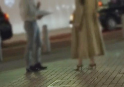 人妻ナンパ「いえいえ、そんな…♡」待ちゆくセレブな素人美魔女・美熟女おばさんを口説いて車の中でランジェリーチェックｗの画像