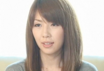 【美魔女】「本当はダメなのよ♡」スレンダー巨乳おっぱい人妻熟女おばさんがお風呂で撮られながら我が子のチンポを舐めるｗの画像