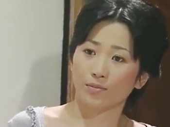 【ヘンリー塚本】「先生おまんこしてっ♡」娘の往診に着た医者が、娘にイタズラし、巨乳おっぱいおばさん母と不倫NTRセックスの画像