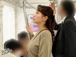 「私が痴●に遭うなんて…」痴●師のテクに快楽堕ちし中出しで廻される巨乳熟女の画像