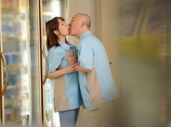【人妻】 時給アップを条件に店長からの乳首責めセクハラを受け入れた巨乳パート人妻NTR 桐條紗綾の画像