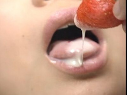 【特殊】 鬼マニアック動画！セックスする前に、美女がお口ドアップで色々なモノを食べて咀嚼する！本番より尺が長いwの画像