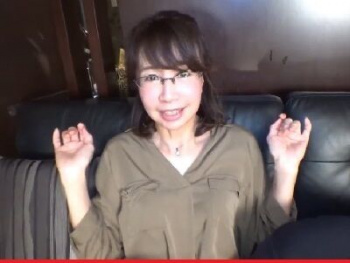 【素人妻】 怒涛の230分！超官能的眼鏡熟女、レイコのすべてをご覧ください。の画像