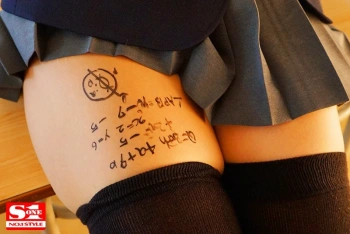 【動画紹介】【学園の誘惑】女子生徒の意図的な露出に理性が崩壊。制服から覗く脚線美に翻弄され、抑えきれない衝動のまま校舎裏で秘め事に耽る。出演：三上悠亜の画像