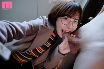 【深田えいみ】「人気女優に声をかけられたという幸運は、瞬く間に『支配される屈辱と悦び』へと変わった。彼女の指先が、視線が、そして欲望が僕のすべてをなぞり、僕はただ彼女の言いなりになるしかない。避妊というガードを彼女自身が強引に外し、僕の精髄をその身に欲しがる。狂おしいほどの興奮の中で、僕たちは禁断の一線を突破した。」の画像