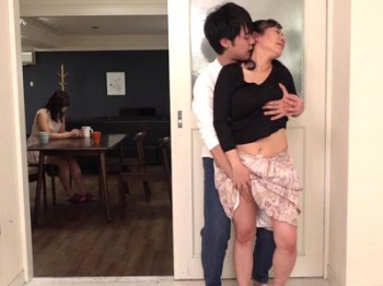 『お母さん…マズいですよ…』娘夫婦の自宅で同居する美魔女美女義母と家庭内不倫⁉奥さんの近くで義理の母親が…【エロドラマ】の画像